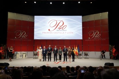El presidente de la Junta de Castilla y León, Alfonso Fernández Mañueco, junto a los galardonados con los Premios Castilla y León 2023