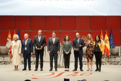 Foto de familia de todos los premiados junto al presidente de Castilla y León