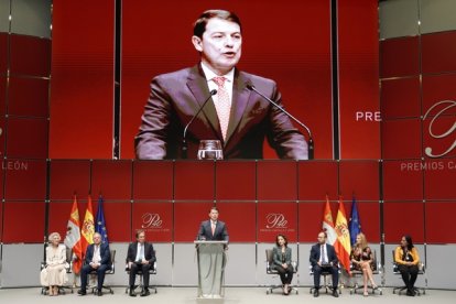 El presidente de la Junta, Alfonso Fernández Mañueco, durante su intervención en el acto de entrega de los Premios Castilla y León 2023