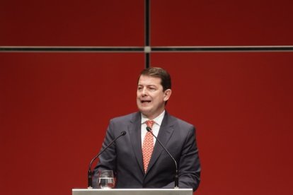 El presidente de la Junta, Alfonso Fernández Mañueco, durante su intervención en el acto de entrega de los Premios Castilla y León 2023