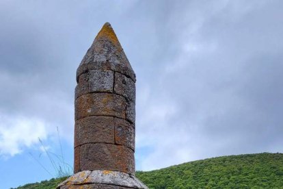 Imágenes de los diferentes paisajes que pueden disfrutarse en los quince pueblos que forman parte del Ayuntamiento de Murias de Paredes. Omaña Alta, Reserva de la Biosfera. Una tierra milenaria que te ofrece un entorno natural único y un rico legado cultural que sus habitantes han sabido conservar hasta nuestros días. Recorre sus valles y montañas, disfruta de los sonidos del agua, respira la fresca brisa de los neveros. Camina por sus sendas y descubre algunos de los habitantes de sus bosques.