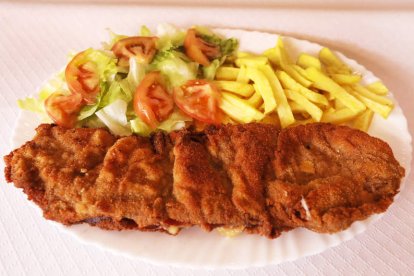 El cachopo, todo un manjar de la mano del Bar Mesón Mónaco.