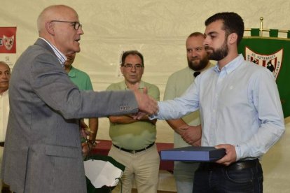 Homenajeados con los representantes de la Asociación de Veteranos del Atlético Bembibre, el alcalde de Noceda del Bierzo y el pedáneo de Arlanza.  DL