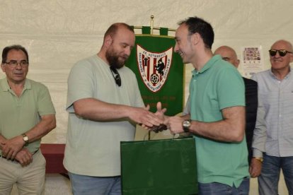 Homenajeados con los representantes de la Asociación de Veteranos del Atlético Bembibre, el alcalde de Noceda del Bierzo y el pedáneo de Arlanza.  DL
