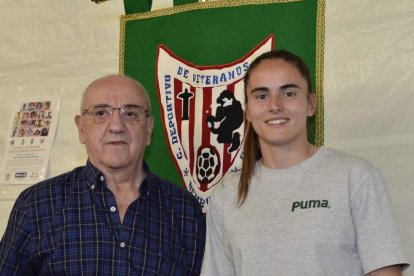Homenajeados con los representantes de la Asociación de Veteranos del Atlético Bembibre, el alcalde de Noceda del Bierzo y el pedáneo de Arlanza.  DL