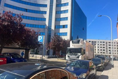 Un camión ocupa uno de los tres carriles de la glorieta. DL