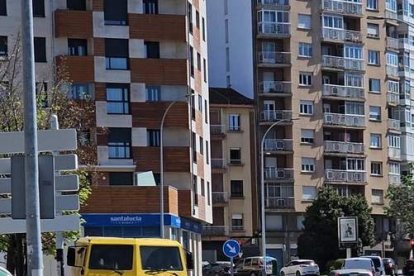 Un camión ocupa uno de los tres carriles de la glorieta. DL