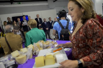 El centro Expocoyanza acoge desde este sábado hasta el domingo la tercera edición de Iberqueso, la feria del queso de España y Portugal, con 27 productores.