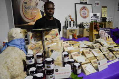 El centro Expocoyanza acoge desde este sábado hasta el domingo la tercera edición de Iberqueso, la feria del queso de España y Portugal, con 27 productores.