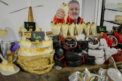 El centro Expocoyanza acoge desde este sábado hasta el domingo la tercera edición de Iberqueso, la feria del queso de España y Portugal, con 27 productores.