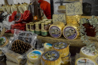 El centro Expocoyanza acoge desde este sábado hasta el domingo la tercera edición de Iberqueso, la feria del queso de España y Portugal, con 27 productores.