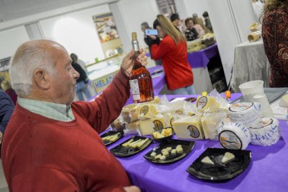 El centro Expocoyanza acoge desde este sábado hasta el domingo la tercera edición de Iberqueso, la feria del queso de España y Portugal, con 27 productores.