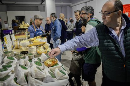El centro Expocoyanza acoge desde este sábado hasta el domingo la tercera edición de Iberqueso, la feria del queso de España y Portugal, con 27 productores.