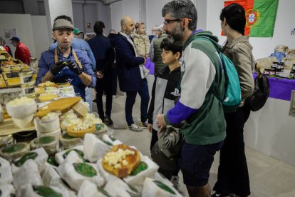El centro Expocoyanza acoge desde este sábado hasta el domingo la tercera edición de Iberqueso, la feria del queso de España y Portugal, con 27 productores.