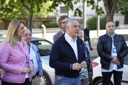 El candidato a lehendakari del Partido Popular, Javier de Andrés, a su llegada al centro cívico de Judizmendi de Vitoria-Gasteiz para ejercer su derecho al voto en las elecciones al Parlamento Vasco, este domingo. EFE/ Adrian Ruiz Hierro