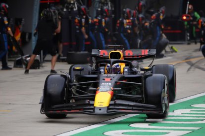El piloto neerlandés Max Verstappen, de Red Bull Racing, en los boxes durante el Gran Premio de China de Fórmula uno, en Shanghai, China. EFE/EPA/ANDRÉS MARTÍNEZ CASARES / POOL