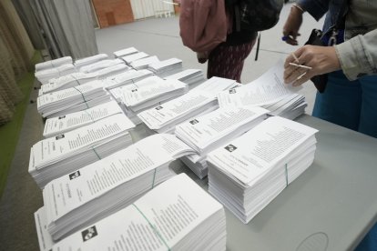 Ciudadanos acuden al centro cívico de Judizmendi de Vitoria-Gasteiz para ejercer su derecho al voto en las elecciones al Parlamento Vasco, este domingo. EFE/ Adrian Ruiz Hierro