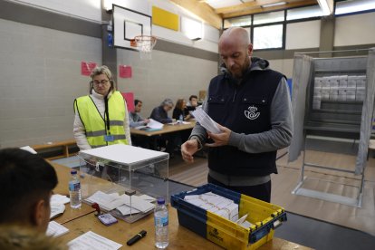 Un empleado de correos entrega votos por correo en una mesa electoral en un colegio electoral en Durango, Bizkaia, este domingo. La jornada electoral más incierta en Euskadi de los últimos años ha arrancado a las 9:00 horas de este domingo con la incógnita del triunfo del PNV, tradicional ganador de estos comicios, o EH Bildu, que por primera vez en la historia puede disputarle ese puesto, según las encuestas. EFE/ Luis Tejido