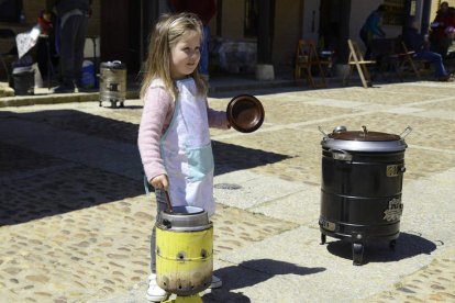 Una niña con su propia olla ferroviaria. ACACIO