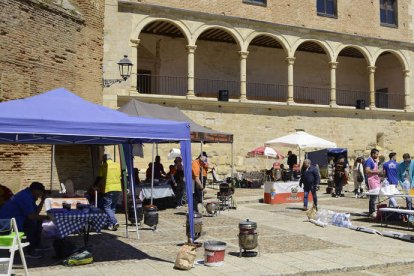 Imagen de la plaza Mayor de Grajal de Campos este domingo. ACACIO
