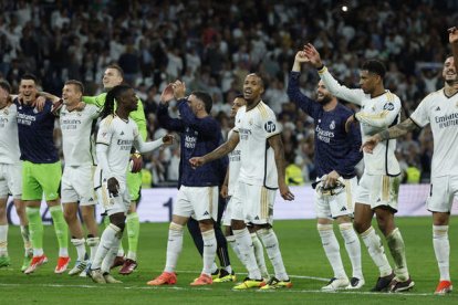 El Madrid celebra el triunfo.  JUANJO MARTÍN