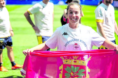 Cris Martínez con la bandera de Astorga en la celebración del ascenso del Deportivo. PHOTO@MCGOFER