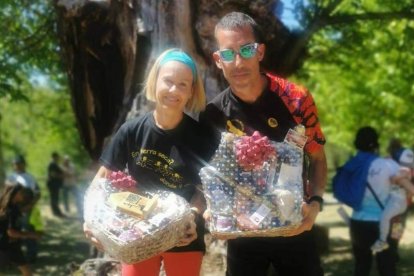 Esther Márquez y Héctor Granado, a la izquierda, como vencedores absolutos. A la derecha comida para reponer fuerzas. DL