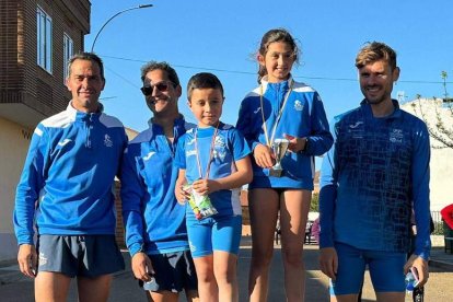 Podios de la 12ª edición de la carrera popular La Torvera que tuvo como escenario la localidad de Laguna de Negrillos. A. TIRADOS