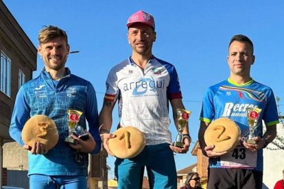 Podios de la 12ª edición de la carrera popular La Torvera que tuvo como escenario la localidad de Laguna de Negrillos. A. TIRADOS