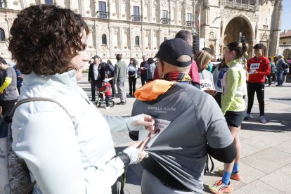 Carrera popular a favor de los enfermos de ELA organizada por la Junta para celebrar el día de Castilla y León en la capital leonesa