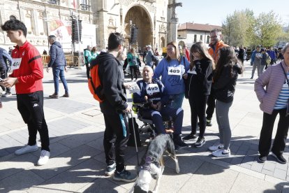 Carrera popular a favor de los enfermos de ELA organizada por la Junta para celebrar el día de Castilla y León en la capital leonesa