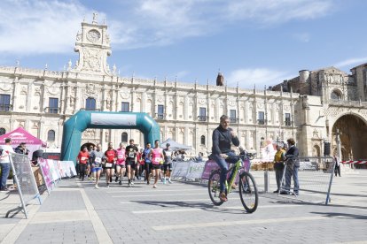 Carrera popular organizada por la Junta para celebrar el día de Castilla y León en la capital leonesa