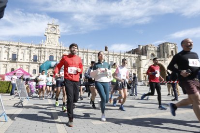Carrera popular organizada por la Junta para celebrar el día de Castilla y León en la capital leonesa