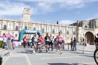 Carrera popular organizada por la Junta para celebrar el día de Castilla y León en la capital leonesa