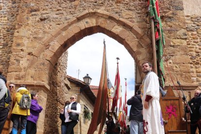 El Rey y la Reina entran por el pasillo de los pendones.  CAMPOS