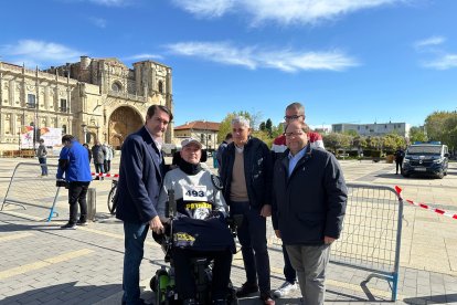 El consejero de Medio Ambiente, Juan Carlos Suárez-Quiñones, el delegado de la Junta, Eduardo Diego, y el alcalde de La Bañeza, Javier Carrera, en los actos organizados por el Día de Castilla y León en la capital leonesa.