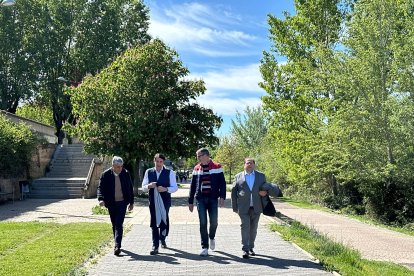 El consejero de Medio Ambiente, Juan Carlos Suárez-Quiñones, el delegado de la Junta, Eduardo Diego, y el alcalde de La Bañeza, Javier Carrera, en los actos organizados por el Día de Castilla y León en la capital leonesa.