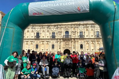 El consejero de Medio Ambiente, Juan Carlos Suárez-Quiñones, y el delegado de la Junta, Eduardo Diego, en la carrera popular que organizó la Junta en León por el día de la comunidad