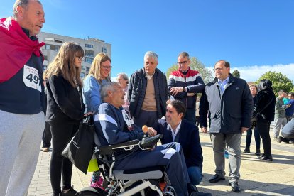 El consejero Juan Carlos Suárez Quiñones, junto al delegado de la Junta y el alcalde de La Bañeza, en los actos para celebrar el Día de Castilla y León en la capital leonesa