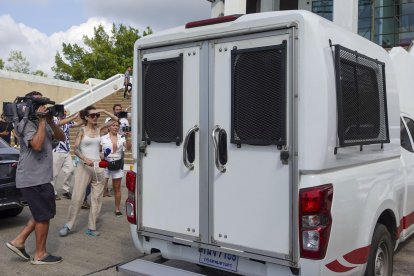 Un furgón policial llega al tribunal de Samui en Tailandia este miércoles donde se celebra una nueva sesión del juicio contra del joven español Daniel Sancho . EFE/ Sitthipong Charoenjai