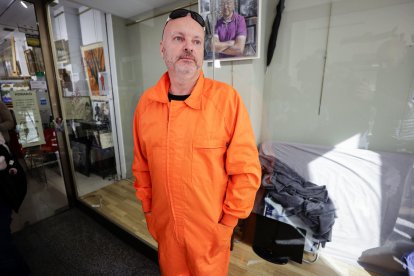 El escultor que pintó sobre la lápida del dictador Francisco Franco en el Valle de los Caídos, Enrique Tenreiro, empieza un encierro vestido como un preso de Guantánamo para reclamar al Tribunal Supremo la sentencia de la que está pendiente, tras su absolución inicial, este miércoles en A Coruña. EFE/Cabalar