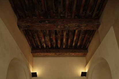 El Pendón de Baeza se exhibe en una gigantesca vitrina de cuatro metros. A la derecha algunas joyas de orfebrería gótica.  FERNANDO OTERO