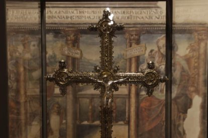 El Pendón de Baeza se exhibe en una gigantesca vitrina de cuatro metros. A la derecha algunas joyas de orfebrería gótica.  FERNANDO OTERO