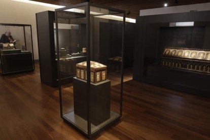 El Pendón de Baeza se exhibe en una gigantesca vitrina de cuatro metros. A la derecha algunas joyas de orfebrería gótica.  FERNANDO OTERO