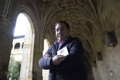 Imagen de Víctor del Reguero, autor de la biografía, en el claustro de San Marcos.