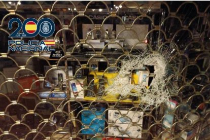 Boquete abierto en el escaparate del bazar Canarias de Ponferrada para robar en su interior.