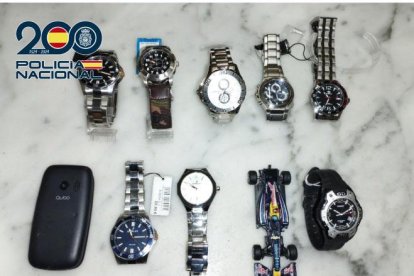 Efectos recuperados por la policía tras el robo en el bazar Canarias de Ponferrada.