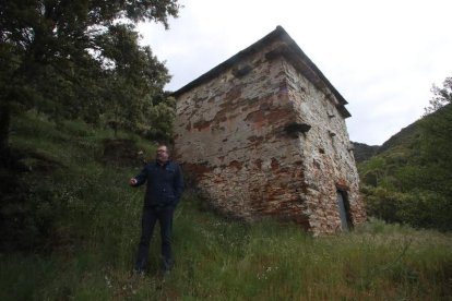 El alcalde de Arganza, Javier Ovalle, junto al palomar cuadrado. 