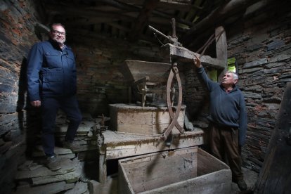 El alcalde de Arganza, Javier Ovalle, y el pedáneo de Espanillo, Alfredo Lago, en el interior del molino harinero