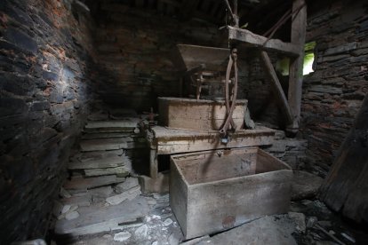 Imágenes del molinero harinero, el palomar cuadrado y el pueblo de Espanillo.